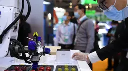 Seorang staf mengamati platform pemilahan buah dan sayuran di stan Microsoft di area ekshibisi Industri Cerdas dan Teknologi Informasi dalam ajang Pameran Impor Internasional China (China International Import Expo/CIIE) ketiga di Shanghai, China, 6 November 2020. (Xinhua/Li Renzi)