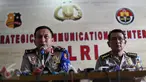 Karo Penmas Humas Polri Brigjen Pol Agus Rianto (kiri) bersama Kabagpenum Divisi Humas Polri, Kombes Martinus Sitompul, melakukan jumpa pers terkait bom bunuh diri di Polresta Surakarta, di Mabes Polri Jakarta, Selasa (5/7). (Liputan6.com/Faizal Fanani)