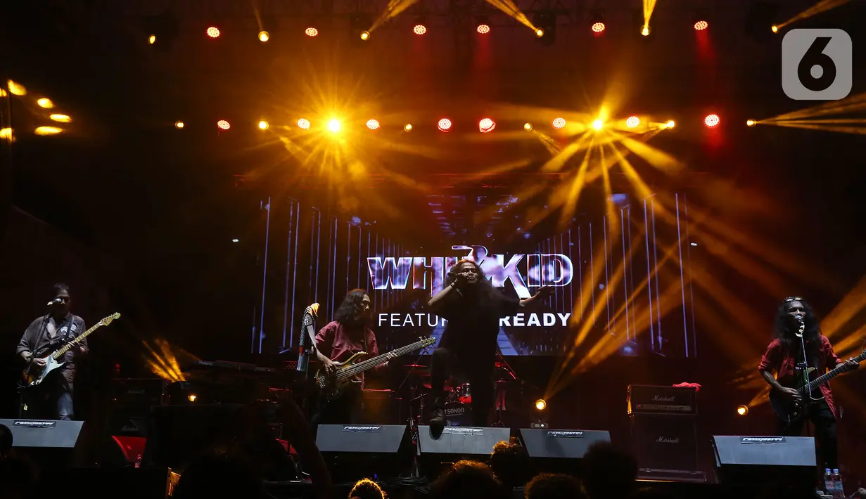 Grup musik rock, Whizzkid featuring Ready saat tampil di panggung Rock Legends Festival di Plaza Barat, Taman Mini Indonesia Indah, Jakarta, Sabtu (31/8/2024). (Liputan6.com/Helmi Fithriansyah)