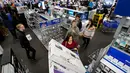 Seorang wanita membeli televisi selama perayaan Black Friday di toko Best Buy di Overland Park, Kansas, AS (22/11). Di hari Black Friday, banyak diskon yang ditawarkan berbagai toko, baik online maupun offline. (AP Photo/Charlie Riedel)