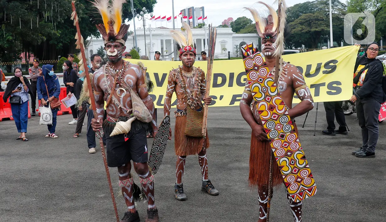 Koalisi berasal dari Perhimpunan Pembela Masyarakat Adat Nusantara (PPMAN), Pusaka Bentala Rakyat Papua, Greenpeace Indonesia, Satya Bumi, LBH Papua, Walhi Papua, Eknas Walhi, PILNet Indonesia, Lembaga Studi dan Advokasi Masyarakat (Elsam), serta Perkumpulan HuMa Indonesia. (Liputan6.com/Angga Yuniar)