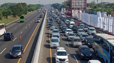 Kamecetan Arus Mudik 2019 di Tol Jakarta-Cikampek