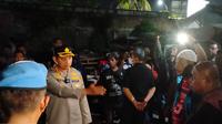 Kapolres Metro Tangerang, Kombes Zain Dwi Nugroho berusaha membubarkan kerumunan massa di Jalan Dahwa, Kelurahan Manis Jaya, Kecamatan Jatiuwung, Kota Tangerang, Sabtu (15/4/2023) dinihari. (Ist)