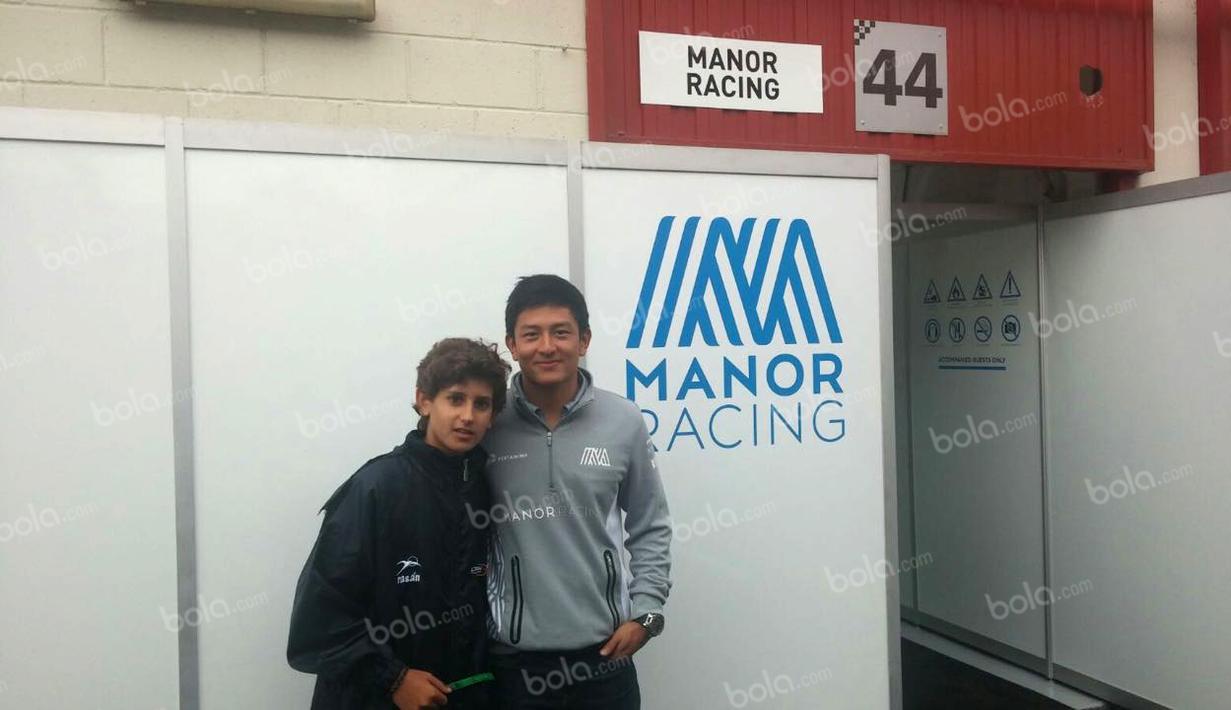 Pebalap Manor Racing asal Indonesia, Rio Haryanto, bersama Lucas, putra pemilik Campos Racing seusai latihan bebas kedua F1 GP Spanyol di Sirkuit Catalunya, Spanyol, Jumat (13/5/2016). (Bola.com/Reza Khomaini)