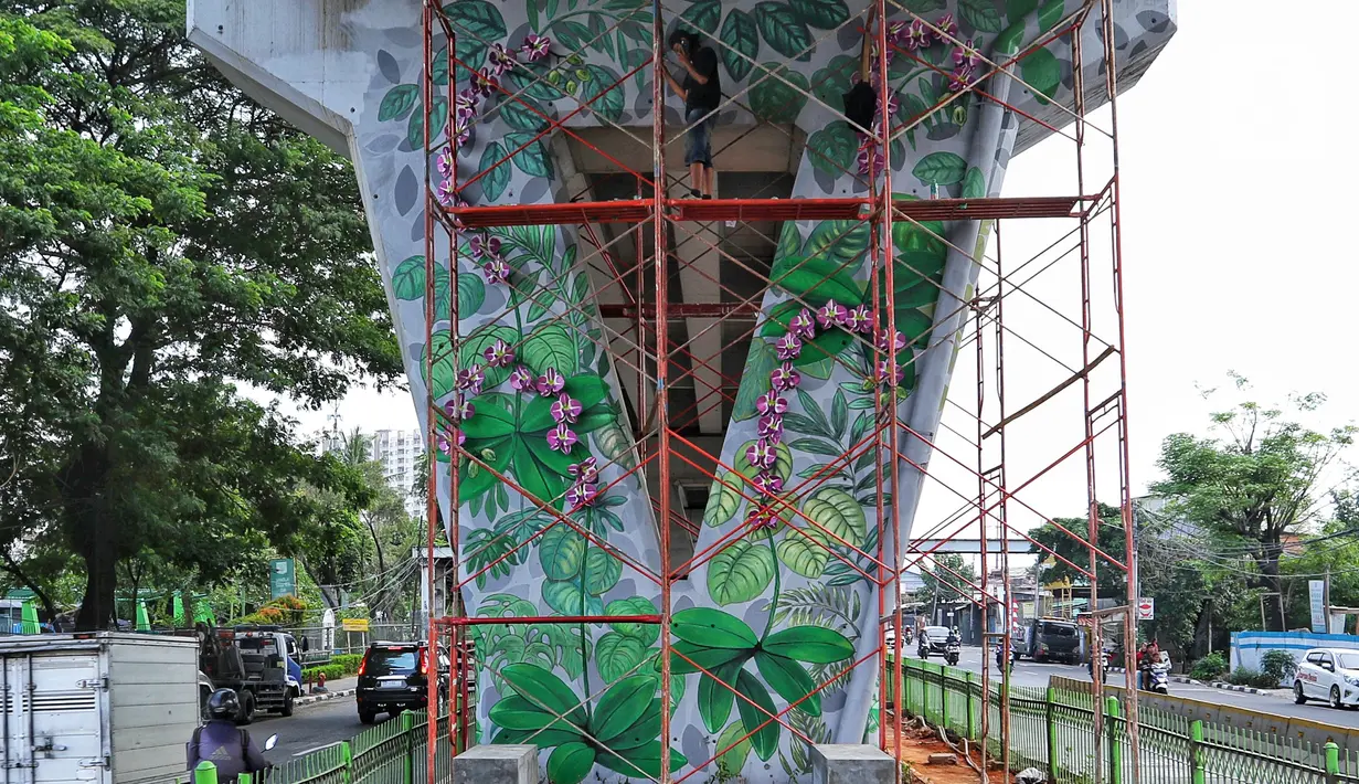 Seniman melukis mural pada dinding Jalan Layang Pesing di Jakarta Barat, Sabtu (7/12/2019). Mural pada jalan layang sepanjang 1,5 kilometer tersebut merupakan bagian dari program Pemerintah Provinsi DKI Jakarta dalam mempercantik Ibu Kota. (Liputan6.com/Johan Tallo)