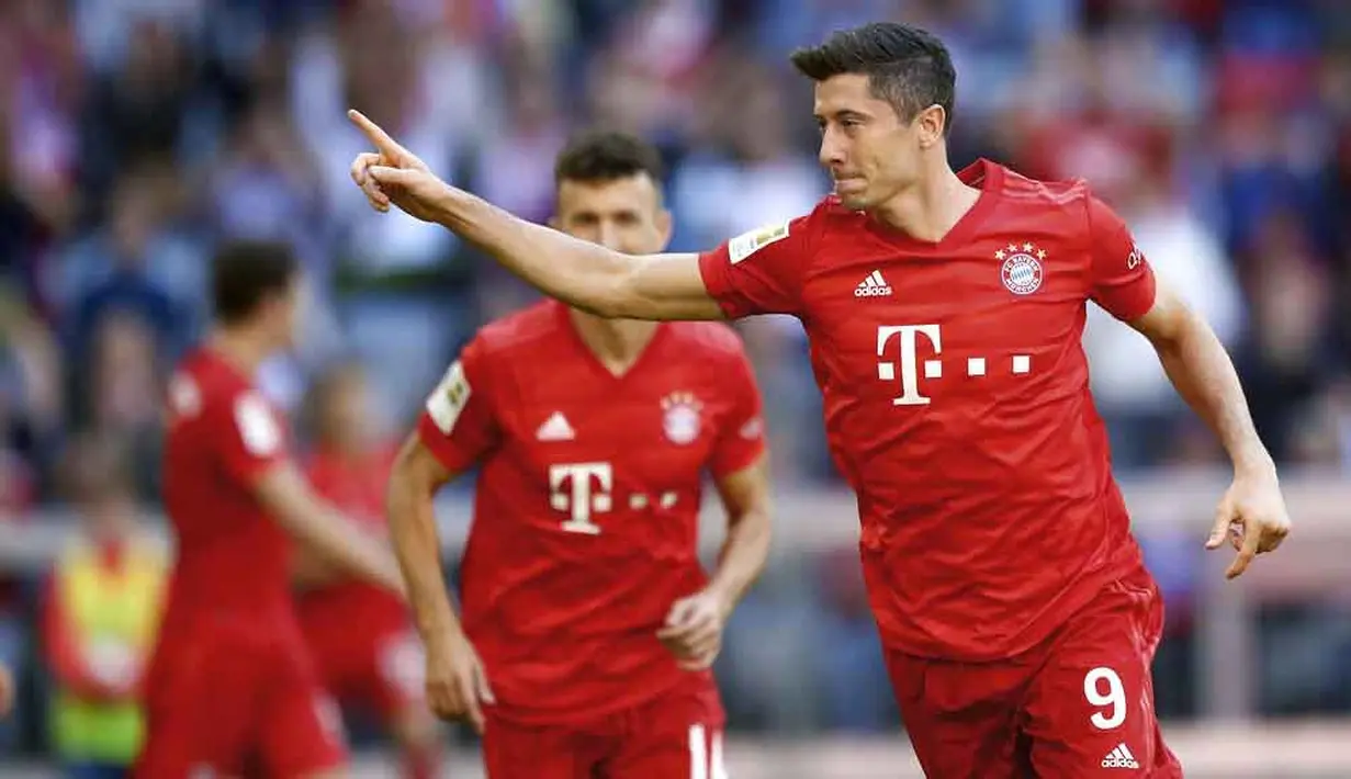 Striker Bayern Munchen, Robert Lewandowski, melakukan selebrasi usai membobol gawang Koln pada laga Bundesliga di Allianz Arena, Sabtu (21/9/2019). Bayern Munchen menang 4-0 atas Koln. (AP/Matthias Schrader)