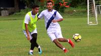Septian David Maulana (kiri) bersama Komarudin, dalam sesi latihan di lapangan Yayasan Terang Bangsa, Rabu (23/1/2019). (Bola.com/Vincentius Atmaja)