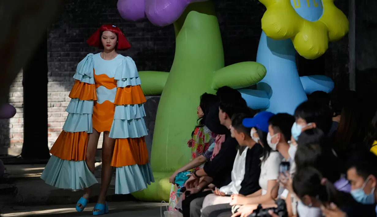 Seorang model berjalan saat pertunjukan Dieyingchongchong karya desainer Dong Yaer pada acara China Fashion Week di Beijing, China, 7 September 2022. (AP Photo/Ng Han Guan)