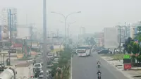 Suasana pagi di Kota Pekanbaru yang sering diselimuti kabut asap sejak sebulan belakangan. (Liputan6.com/M Syukur)