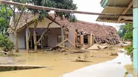 Banjir bandang di Kampung Seruduk, Desa Wangunjaya, Kecamatan Leuwisadeng, Kabupaten Bogor. (Liputan6.com/Achmad Sudarno)