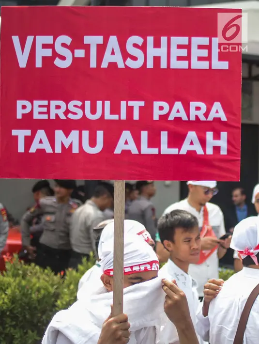 Calon jemaah haji dan umroh menggelar aksi damai di depan kedutaan Arab Saudi, Jakarta, Kamis (3/10). Mereka menolak kebijakan aturan biometrik untuk pengajuan visa umrah melalui VFS Tasheel yang ada di Indonesia. (Liputan6.com/Faizal Fanani)