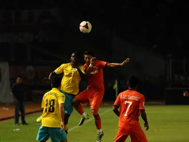 Duel udara diperagakan pemain belakang Persija, Ismed Sofyan (kanan) dengan Ndiaye Pape L (Gresik United) pada laga lanjutan ISL di stadion GBK Jakarta, (29/4/2014). (Liputan6.com/Helmi Fithriansyah)