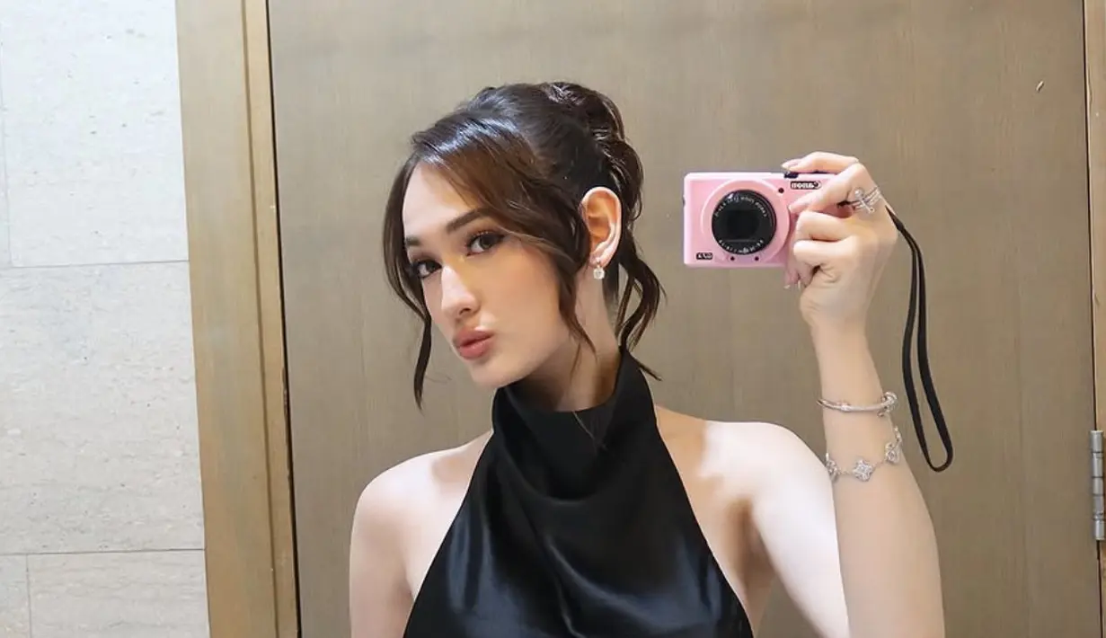 Gayanya semakin stunning dengan perhiasaan silver dari anting-anting, dua gelang, dan cincinnya. [@its_lauramoane2]