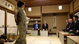  Walikota London Boris Johnson (kedua kiri) dan rekan - rekan delegasi  selama perjamuan teh di pondok teh, Kuil Meiji, Tokyo, Rabu (14/10/2015). Johnson berada di jepang untuk menjalin kerja sama di bidang perdagangan dan budaya. (REUTERS/Issei Kato)