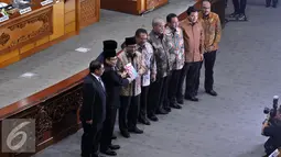 Wakil Ketua DPR Taufik Kurniawan menerima laporan dari Ketua BPK Harry Azhar Azis saat Rapat Paripurna ke-24, Jakarta, Selasa (12/4).  Rapat membahas Penyampaian Ikhtisar Hasil Pemeriksaan Semester II Tahun 2015. (Liputan6.com/Johan Tallo)