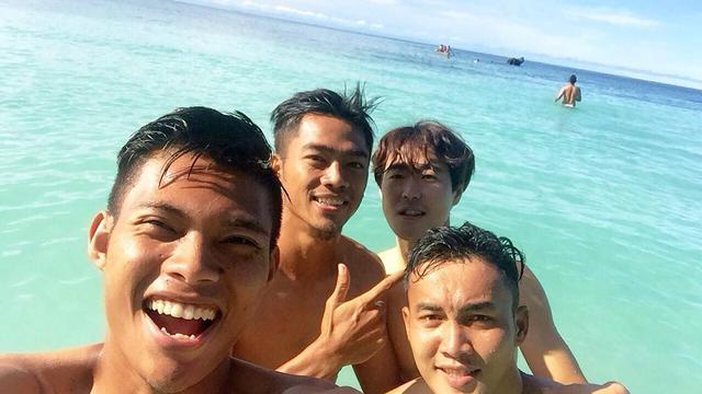 Pemain Persija Bersantai di Pantai
