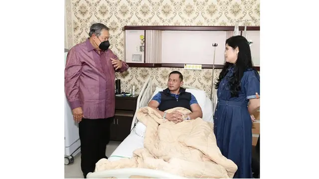 Didiagnosa Terkena DBD, Ini 6 Potret Kejutan Ultah Agus Yudhoyono di Rumah Sakit