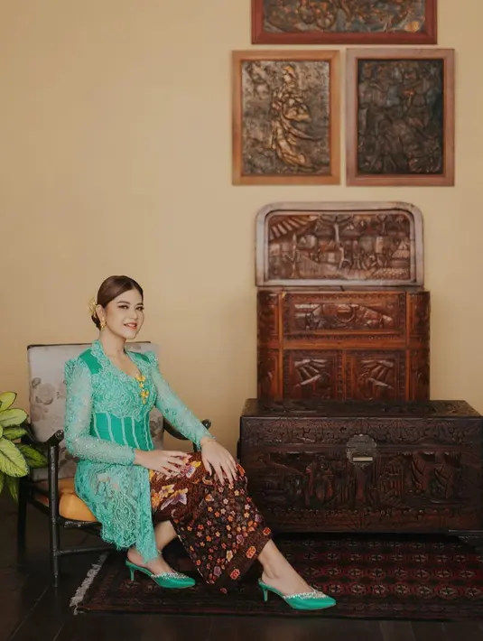 Pemotretan Kahiyang Ayu di Hari Kartini bareng All Season Photo. Foto tersebut diunggah tepat saat Hari Kartini pada 21 April 2024. Pemotretan tersebut dilakukan di Museum Tjong Afie Medan. Pakai kebaya warna tosca yang selaras dengan heelsnya, Kahiyang Ayu makin memesona. Kahiyang Ayu semakin langsing, apalagi di bagian pinggang, lengan, dan pipinya. (Liputan6.com/IG/@ayanggkahiyang)