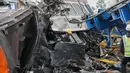 Jatuhnya crane atau derek proyek tersebut juga menyebabkan rangkaian kereta anjlok serta terbakar. Tampak dalam foto, tim penyelamat bekerja di tengah reruntuhan setelah sebuah crane atau derek konstruksi jatuh menimpa kereta penumpang di provinsi Nakhon Ratchasima, Thailand, Rabu 14 Januari 2026. (AP Photo/Sakchai Lalit)