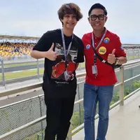 Penampilan Cannavaro Adrevi sempat dikira pembalap saat di Mandalika. (Sumber: Instagram/ekopatriosuper)