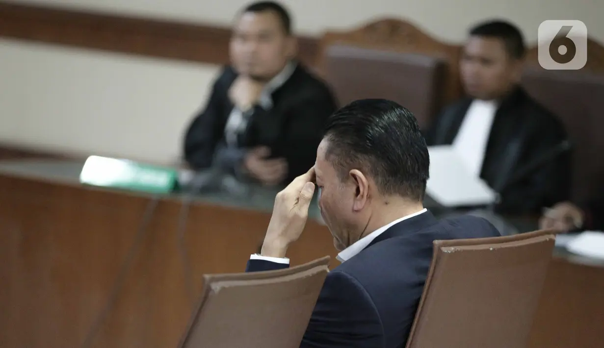 Mantan Anggota Komisi VI DPR, I Nyoman Dhamantra mendengarkan pembacaan dakwaan saat sidang di Pengadilan Tipikor, Jakarta, Selasa (31/12/2019). Komisi Pemberantasan Korupsi mendakwa I Nyoman Dhamantra menerima suap Rp 3,5 miliar dalam pengurusan impor bawang putih. (Liputan6.com/Faizal Fanani)