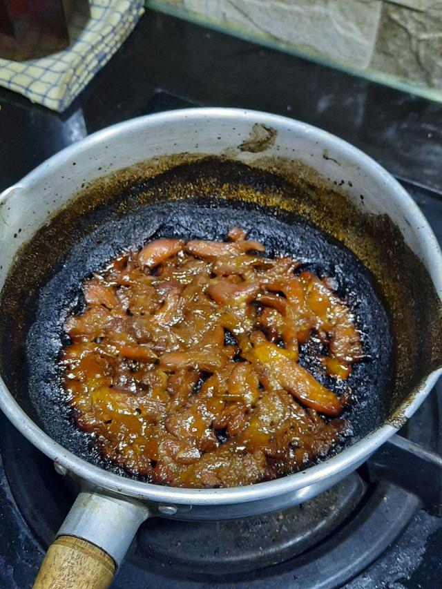 Momen Apes Saat Menghangatkan Makanan, Ada yang Berubah Jadi Arang. (Sumber: Twitter/FOODFESS2)