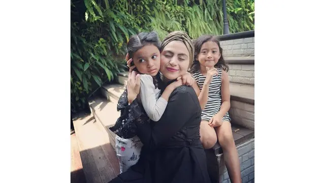 5 Gaya Asha Shara Saat Bareng Anak, Mesra dan Kompak