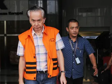 Direktur Utama PT PBM Puspo Sukrisna alias Asun (kiri) keluar dari Gedung KPK, Jakarta, Rabu (25/7). Asun menandatangani perpanjangan penahanan untuk 40 hari ke depan. (Merdeka.com/Dwi Narwoko)