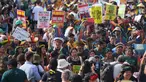 Suku-suku asli melakukan demonstrasi dalam aksi protes di tengah-tengah perhelatan Konferensi Tingkat Tinggi Perubahan Iklim PBB (COP30), di Belem, Brasil, Senin 17 November 2025. Ratusan orang dari suku-suku asli dan komunitas adat melakukan aksi unjuk rasa di tengah-tengah perhelatan Konferensi Tingkat Tinggi Perubahan Iklim PBB (COP30), di Belem, Brasil, Senin 17 November 2025. (AP Photo/Andre Penner)