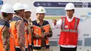 Presiden Joko Widodo (Jokowi) berbincang dengan Menhub Budi Karya Sumadi, Wagub Jawa Barat Deddy Mizwar dan Gubernur DKI Jakarta Anies Baswedan sebelum meresmikan jalan Tol Bekasi-Cawang-Kampung Melayu (Becakayu), Jumat (3/11). (Liputan6.com/Angga Yuniar)