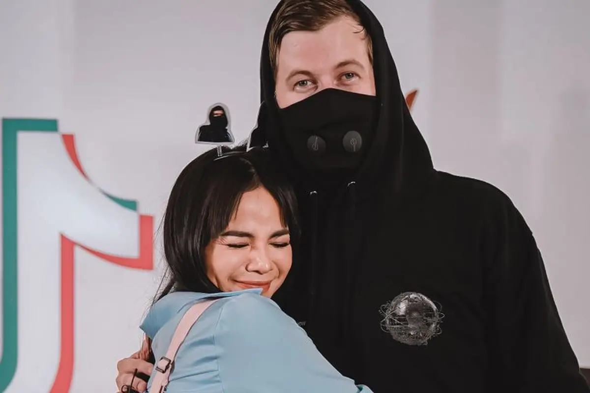 [Fimela] Dinar Candy dan Alan Walker