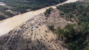 Desa yang berlokasi di daerah aliran sungai (DAS) ini hampir hilang sepenuhnya setelah diterjang derasnya arus sungai. Tampak foto udara yang diambil menggunakan drone menunjukkan area yang hancur akibat banjir bandang di desa Sekumur, Aceh Tamiang, Senin, 29 Desember 2025. (AP Photo/Binsar Bakkara)