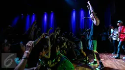 Aksi memukau band pop punk The Story So Far saat konser yang bertajuk The Story So Far & Man Overboard Suppy World di Jakarta, Minggu (30/8/2015). Band asal Amerika ini berhasil memuaskan para penggemarnya di  Jakarta. (Liputan6.com/Faizal Fanani)