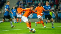 Penyerang Belanda, Donyell Malen memainkan bola saat laga menghadapi Estonia dalam kualifikasi Grup C Euro 2020, di Tallinn, Estonia, Senin (9/9/2019). Belanda mengalahkan Estonia dengan skor 4-0. (Raigo Pajula/AFP)