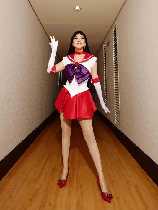 BCL bahkan juga pernah tampil totalitas memerankan Mars. Dengan kostum, wig, hingga makeup, BCL menerima banyak pujian cosplaynya berhasil dengan sangat baik. [Foto: Instagram/bclsinclair]