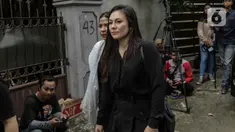 Artis Wulan Guritno tiba melayat ke rumah duka almarhum Ashraf Sinclair di Pejaten Barat IV, Jakarta, Selasa (18/2/2020). Suami Bunga Citra Lestari, Ashraf Sinclair, meninggal dunia diduga akibat serangan jantung pada Selasa 18 Februari 2020 pukul 3.40 pagi. (Liputan6.com/Faizal Fanani)