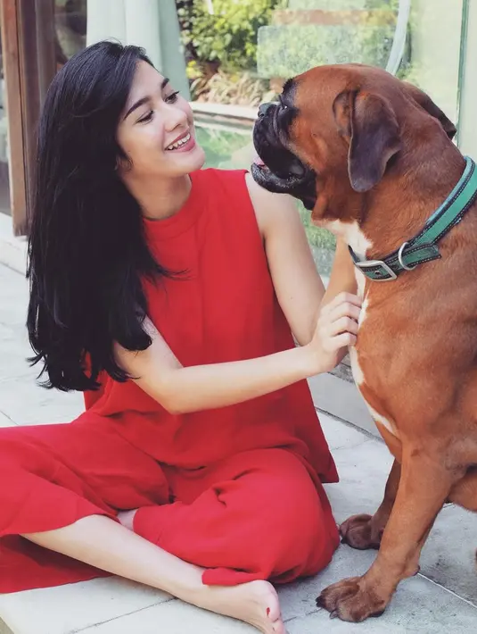 Adik dari Nana Mirdad ini terlihat begitu cantik menawan saat rambut panjangnya dibiarkan terurai. (Foto: instagram.com/naymirdad)