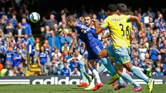 Duel panas terjadi di laga Liga Premier Inggris antara Chelsea dengan Crystal Palace di Stamford Bridge, Minggu (3/5/2015). Chelsea menang 1-0 atas Crystal Palace. (Reuters/Carl Recine)