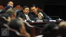 Gubernur DKI Basuki 'Ahok' Tjahaja Purnama (kanan) berbincang dengan kuasa hukumnya disela sidang lanjutan uji materiil Undang-Undang Pilkada mengenai cuti selama masa kampanye di MK, Jakarta, Kamis (15/9). (Liputan6.com/Faizal Fanani)