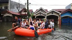 Warga dievakuasi menggunakan perahu karet ketika banjir melanda kawasan Periuk, Tangerang, Banten, Selasa (10/2). Hujan yang terus mengguyur menyebabkan meluapnya Kali Sabi dan merendam ratusan rumah di kawasan tersebut. (ANTARA FOTO/Rivan Awal Lingga)