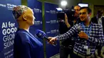 Kru televisi mewawancarai Sophia di sela acara KTT Global "AI for Good" di International Telecommunication Union (ITU) di Jenewa, Swiss (7/6). Robot buatan David Hanson dan tim dari Hanson Robotic ini terbuat dari silikon paten. (Reuters/Denis Balibouse)