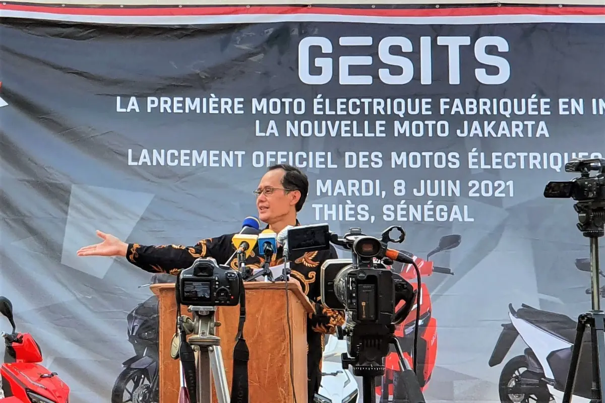 Dubes RI Dakar, Dindin Wahyudin, mempromosikan motor listrik GESITS di Senegal. (Dok: Kemlu RI)