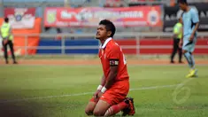Ekspresi penyerang Persija, Bambang Pamungkas usai gagal memanfaatkan peluang saat berlaga melawan Persela Lamongan di Stadion GBK Jakarta, Minggu (1/3/2015). Persija kalah 0-1 dari Persela. (Liputan6.com/Helmi Fithriansyah)