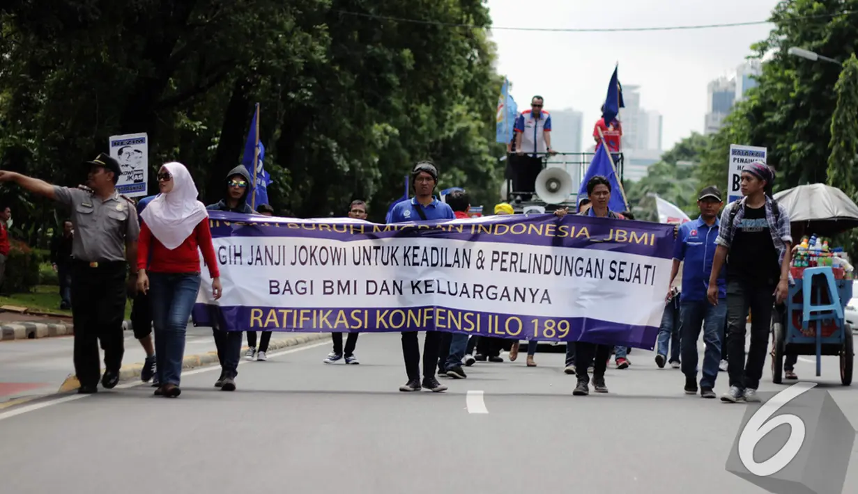 Puluhan buruh migran menggelar aksi unjuk rasa di Istana Negara, Jakarta, Kamis (18/12/2014). (Liputan6.com/Faizal Fanani)