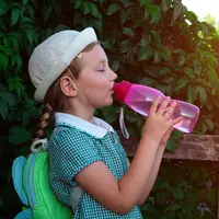 Ilustrasi botol minum anak. (c) Kawaiis/Depositphotos.com