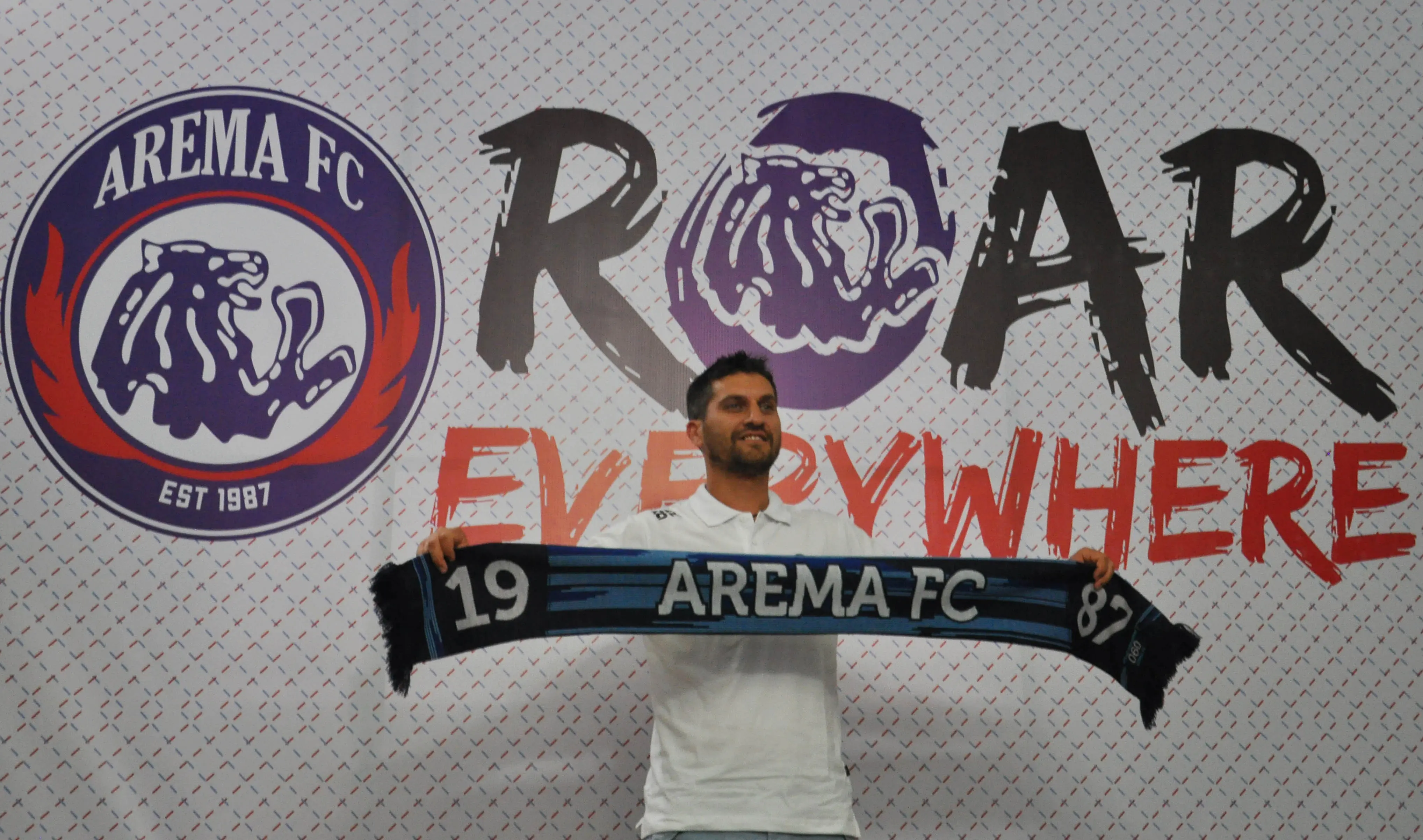 Branislav Radojcic resmi diperkenalkan sebagai pelatih kiper Arema FC, Kamis (28/6/2018). (Bola.com/Iwan Setiawan)