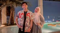 Ria Ricis punya cara unik memeriahkan Ramadhan 2023. Salah satunya bikin program bagi-bagi THR bareng Teuku Ryan. Mereka sidak ke tempat tak terduga. (Foto: Dok. Instagram @riaricis1795)