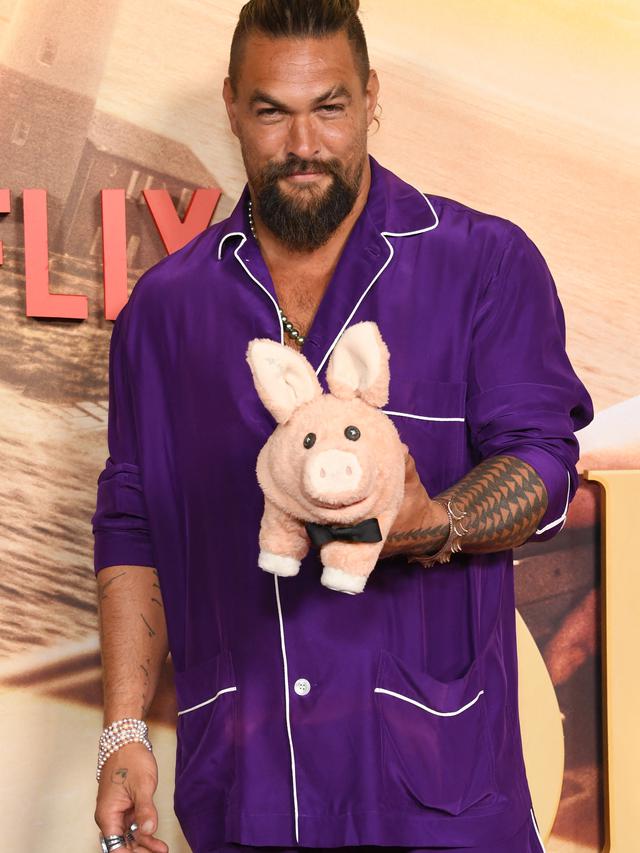 Gaya Lucu Jason Momoa di Pemutaran Film LA Slumberland, Bawa Boneka Babi