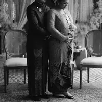 Angel Pieters bersama suami menggelar mitoni, dengan rangkaian adat Jawa seperti siraman. Begitupun dengan busana yang dikenakan. [@angelpieters]