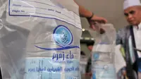 Jamaah mengantri mendapatkan air zam zam (Liputan6.com/Iqbal S. Nugroho)